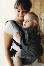 Laden Sie das Bild in den Galerie-Viewer, Little Frog Prime Carrier V2 – Leinen Night Wildness – 75 % Baumwolle, 25 % Leinen
