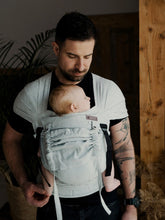 Laden Sie das Bild in den Galerie-Viewer, Little Frog Cross Hybrid Carrier - Linen Wildness - 75% bomull, 25% linne
