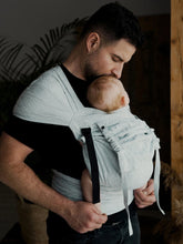 Laden Sie das Bild in den Galerie-Viewer, Little Frog Cross Hybrid Carrier - Linen Wildness - 75% bomull, 25% linne
