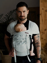 Laden Sie das Bild in den Galerie-Viewer, Little Frog Cross Hybrid Carrier - Linen Wildness - 75% bomull, 25% linne
