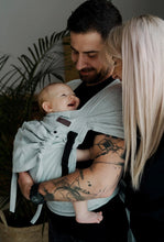 Laden Sie das Bild in den Galerie-Viewer, Little Frog Cross Hybrid Carrier - Linen Wildness - 75% bomull, 25% linne
