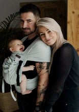 Laden Sie das Bild in den Galerie-Viewer, Little Frog Cross Hybrid Carrier - Linen Wildness - 75% bomull, 25% linne
