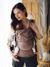 Laden Sie das Bild in den Galerie-Viewer, Little Frog Prime Carrier V2 – Leinen Mokka – 85 % Baumwolle, 15 % Leinen
