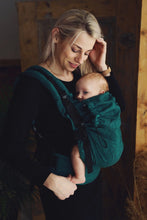 Laden Sie das Bild in den Galerie-Viewer, Little Frog Prime Carrier V2 – RE Deep Wildness – 90% Baumwolle, 10% recycelte Baumwolle
