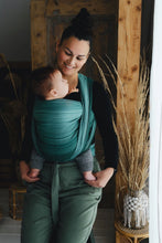 Laden Sie das Bild in den Galerie-Viewer, Little Frog Baby Wrap - Malachite - 100% kammad bomull
