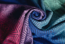 Laden Sie das Bild in den Galerie-Viewer, Little Frog Ringsjal - Aurora Cube - 78% kammad bomull, 22% tencel
