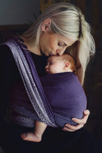 Laden Sie das Bild in den Galerie-Viewer, Little Frog Baby Wrap - Iris Cube - 78% kammad bomull, 22% tencel

