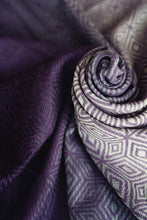 Laden Sie das Bild in den Galerie-Viewer, Little Frog Baby Wrap - Iris Cube - 78% kammad bomull, 22% tencel
