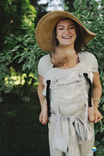 Laden Sie das Bild in den Galerie-Viewer, Little Frog Cross Hybrid Carrier - Natural Wildness - 100% bomull
