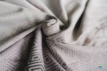 Laden Sie das Bild in den Galerie-Viewer, Little Frog Ringsjal - Smokey Cube - 78% kammad bomull, 22% tencel
