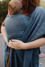 Laden Sie das Bild in den Galerie-Viewer, Little Frog Baby Wrap - Cloudy Cube - 100% kammad bomull
