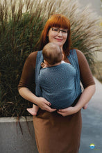 Laden Sie das Bild in den Galerie-Viewer, Little Frog Baby Wrap - Cloudy Cube - 100% kammad bomull
