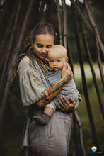 Laden Sie das Bild in den Galerie-Viewer, Little Frog Baby Wrap - Lovely Fog - 100% kammad bomull
