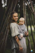 Laden Sie das Bild in den Galerie-Viewer, Little Frog Baby Wrap - Lovely Fog - 100% kammad bomull
