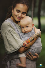 Laden Sie das Bild in den Galerie-Viewer, Little Frog Baby Wrap - Lovely Fog - 100% kammad bomull

