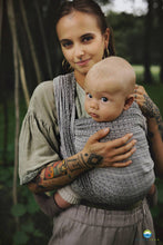 Laden Sie das Bild in den Galerie-Viewer, Little Frog Baby Wrap - Lovely Fog - 100% kammad bomull

