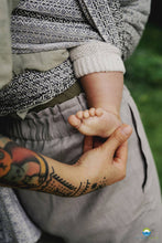 Laden Sie das Bild in den Galerie-Viewer, Little Frog Baby Wrap - Lovely Fog - 100% kammad bomull
