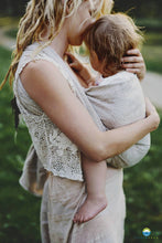 Laden Sie das Bild in den Galerie-Viewer, Little Frog Baby Wrap - Natural Wildness - 100% kammad bomull

