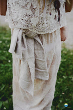 Laden Sie das Bild in den Galerie-Viewer, Little Frog Baby Wrap - Natural Wildness - 100% kammad bomull
