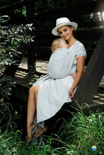 Laden Sie das Bild in den Galerie-Viewer, Little Frog Baby Wrap - Silver Wildness - 75% kammad bomull, 25% linne
