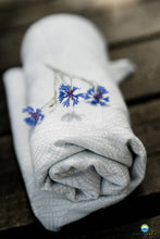 Laden Sie das Bild in den Galerie-Viewer, Little Frog Baby Wrap - Silver Wildness - 75% kammad bomull, 25% linne
