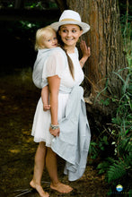 Laden Sie das Bild in den Galerie-Viewer, Little Frog Baby Wrap - Silver Wildness - 75% kammad bomull, 25% linne
