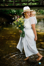 Laden Sie das Bild in den Galerie-Viewer, Little Frog Baby Wrap - Silver Wildness - 75% kammad bomull, 25% linne
