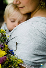 Laden Sie das Bild in den Galerie-Viewer, Little Frog Baby Wrap - Silver Wildness - 75% kammad bomull, 25% linne
