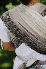Load image into Gallery viewer, Little Frog Baby Wrap - Smokey Cube - 78% kammad bomull, 22% tencel
