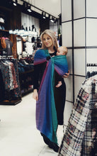 Laden Sie das Bild in den Galerie-Viewer, Little Frog Ringsjal - Aurora Cube - 78% kammad bomull, 22% tencel
