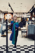 Laden Sie das Bild in den Galerie-Viewer, Little Frog Ringsjal - Aurora Cube - 78% kammad bomull, 22% tencel
