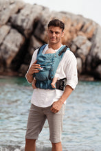 Laden Sie das Bild in den Galerie-Viewer, Flip X Baby Carrier - Heart2Heart Lagoon - 100% ekologisk bomull
