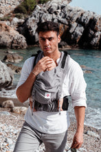 Laden Sie das Bild in den Galerie-Viewer, Flip X Baby Carrier - Heart2Heart Stone - 100% ekologisk bomull
