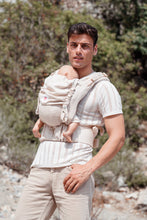 Laden Sie das Bild in den Galerie-Viewer, Flip X Baby Carrier - Heart2Heart Cream - 100% ekologisk bomull
