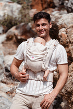 Laden Sie das Bild in den Galerie-Viewer, Flip X Baby Carrier - Heart2Heart Cream - 100% ekologisk bomull
