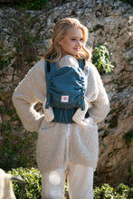 Laden Sie das Bild in den Galerie-Viewer, Flip X Baby Carrier - Heart2Heart Lagoon - 100% ekologisk bomull
