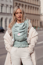 Laden Sie das Bild in den Galerie-Viewer, TaiTai Baby Carrier - Heart2Heart Mint - 100% ekologisk bomull
