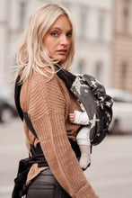 Laden Sie das Bild in den Galerie-Viewer, TaiTai Baby Carrier - Diorite Stars - 100% ekologisk bomull
