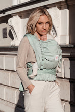 Laden Sie das Bild in den Galerie-Viewer, TaiTai Baby Carrier - Just Mint - 100% ekologisk bomull
