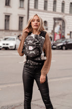 Laden Sie das Bild in den Galerie-Viewer, TaiTai Baby Carrier - Diorite Stars - 100% ekologisk bomull
