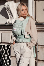 Laden Sie das Bild in den Galerie-Viewer, TaiTai Baby Carrier - Just Mint - 100% ekologisk bomull
