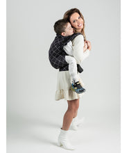 Laden Sie das Bild in den Galerie-Viewer, ISARA Preschooler Carrier - Diamonda Black - 100% ekologisk bomull
