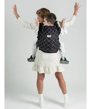 Laden Sie das Bild in den Galerie-Viewer, ISARA Preschooler Carrier - Diamonda Black - 100% ekologisk bomull
