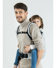 Laden Sie das Bild in den Galerie-Viewer, ISARA Preschooler Carrier - Diamonda Grey - 100% ekologisk bomull
