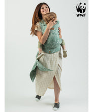 Laden Sie das Bild in den Galerie-Viewer, ISARA Quick Half Buckle Carrier - Majestic Green Forest - 100% ekologisk bomull
