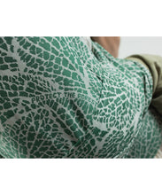 Laden Sie das Bild in den Galerie-Viewer, ISARA Quick Half Buckle Carrier - Majestic Green Forest - 100% ekologisk bomull
