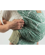 Laden Sie das Bild in den Galerie-Viewer, ISARA Quick Half Buckle Carrier - Majestic Green Forest - 100% ekologisk bomull
