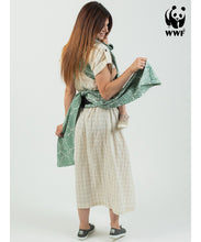 Laden Sie das Bild in den Galerie-Viewer, ISARA Quick Half Buckle Carrier - Majestic Green Forest - 100% ekologisk bomull
