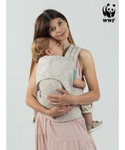 Laden Sie das Bild in den Galerie-Viewer, ISARA Quick Half Buckle Carrier - Majestic Ivory Forest - 100% ekologisk bomull
