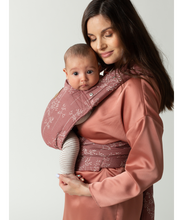 Laden Sie das Bild in den Galerie-Viewer, ISARA Quick Half Buckle Carrier - Meadow Grass - 100% ekologisk bomull
